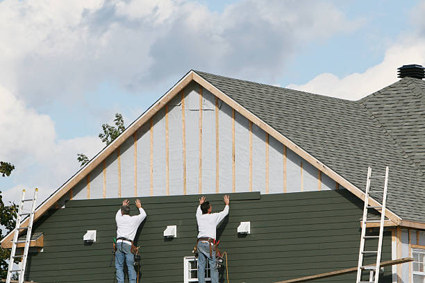 Professional Vinyl Siding technician working in Hubbard, OR
